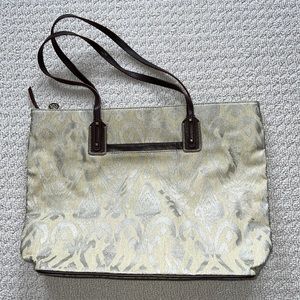 Stella & dot bag, top zippered closure, interior has multiple pockets.